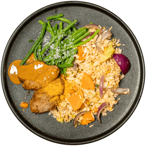 Nasi met varkenshaas in pindasaus en sperziebonen