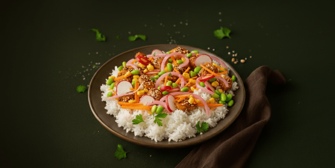 Poké bowl met knapperige groenten en kip in sesamsaus