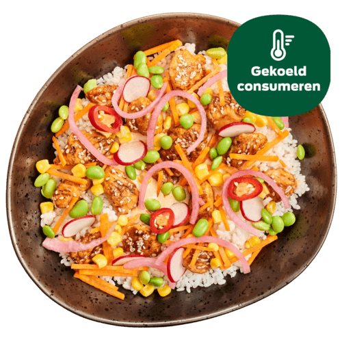Poké bowl met knapperige groenten en kip in sesamsaus
