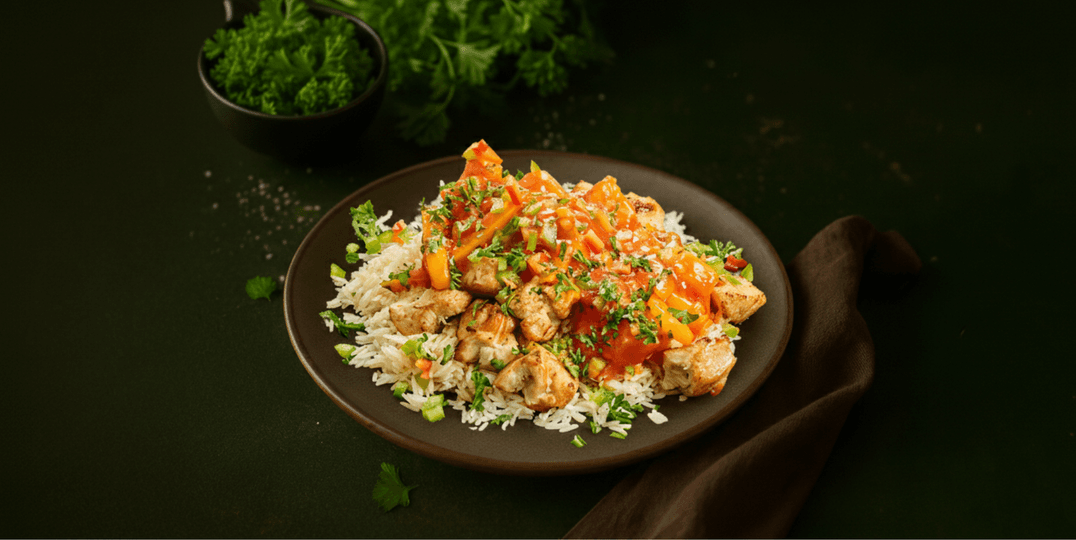 Vegetarische kip pilav met perzik, paprika en rijst