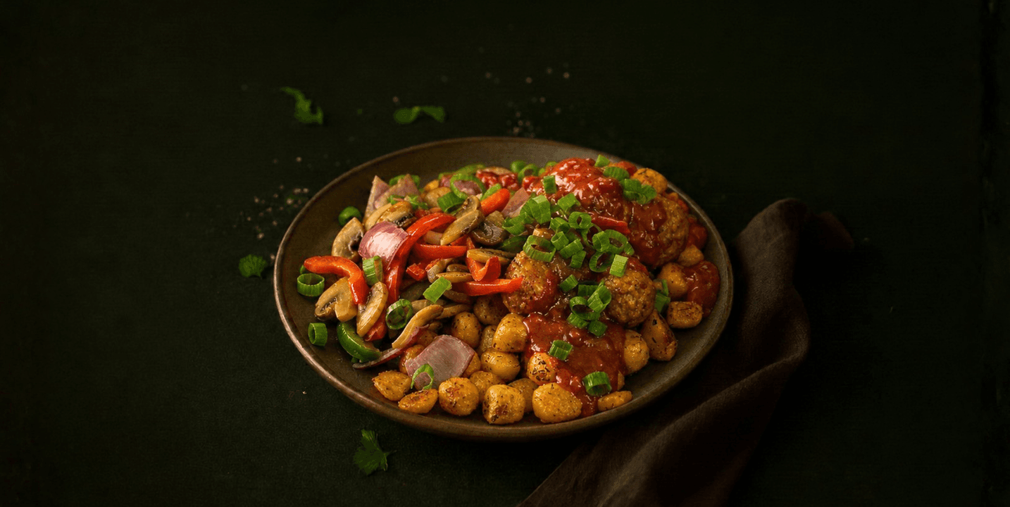 Bakschotel van vegetarische balletjes, groenten en krieltjes