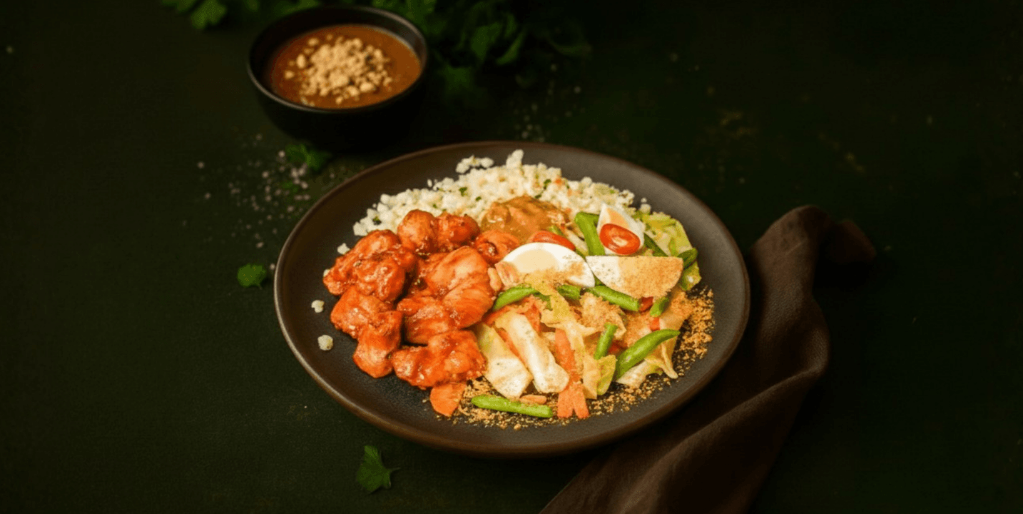 Ayam pedis met bloemkoolrijst, gado gado en pindasaus
