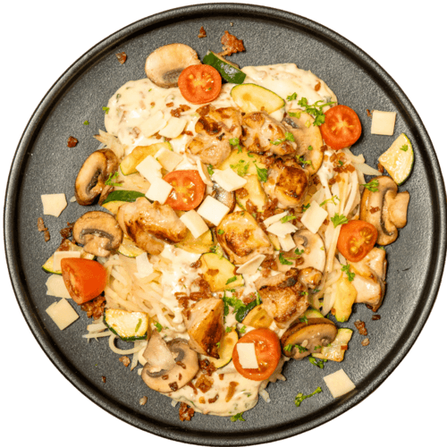 Groentespaghetti carbonara met kip, groenten en spek