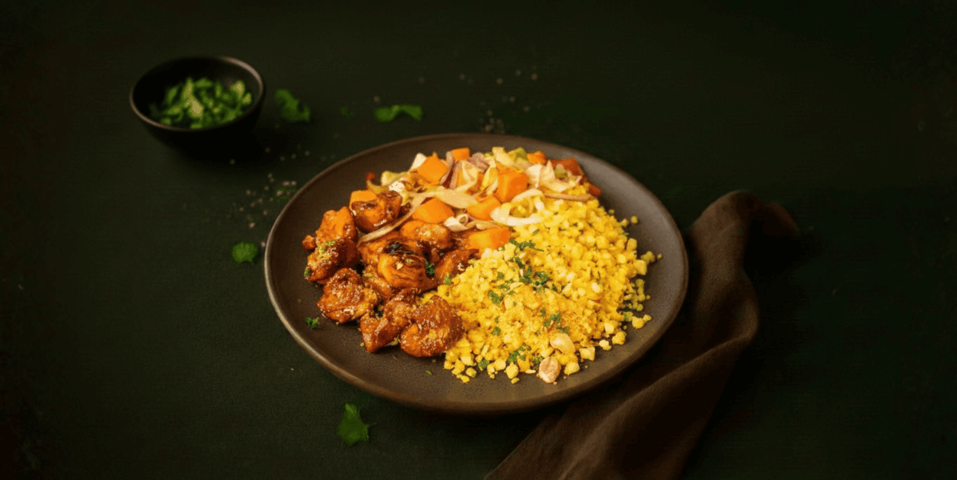 Nasi koening van bloemkoolrijst met kip en groenten