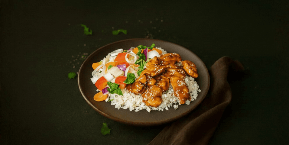 Nasi met kip in sesamsaus, groenten en bloemkoolrijst