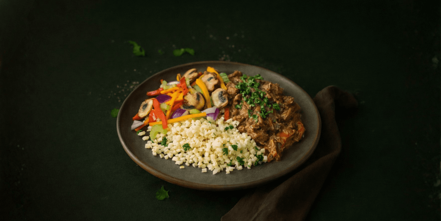 Hongaarse goulash met groenten en bloemkoolrijst